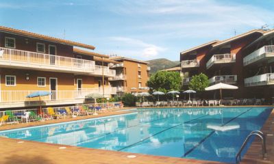 Swimming-pool of Residence Villa Rosa, in Garda